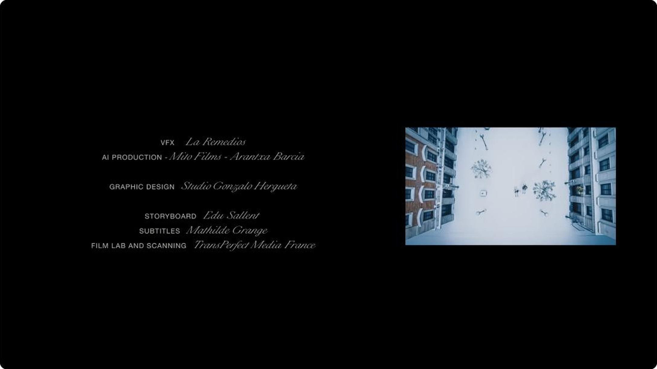 The film's end credits, the AI Production line naming Mito Films and Arantxa Barcia, beside the overhead shot of the skiers